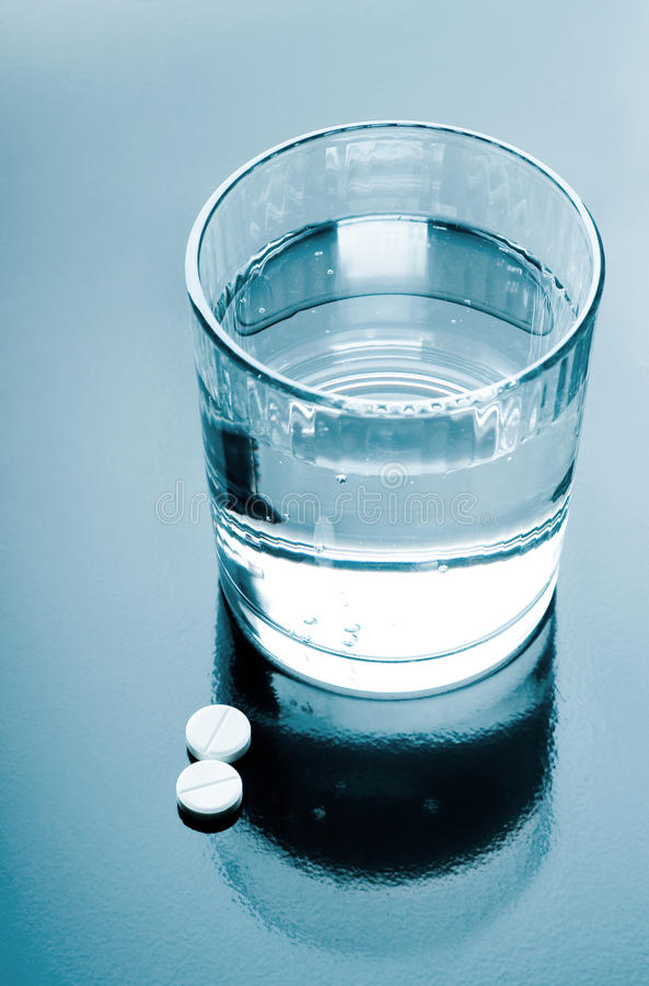 aspirin-pills-glass-water